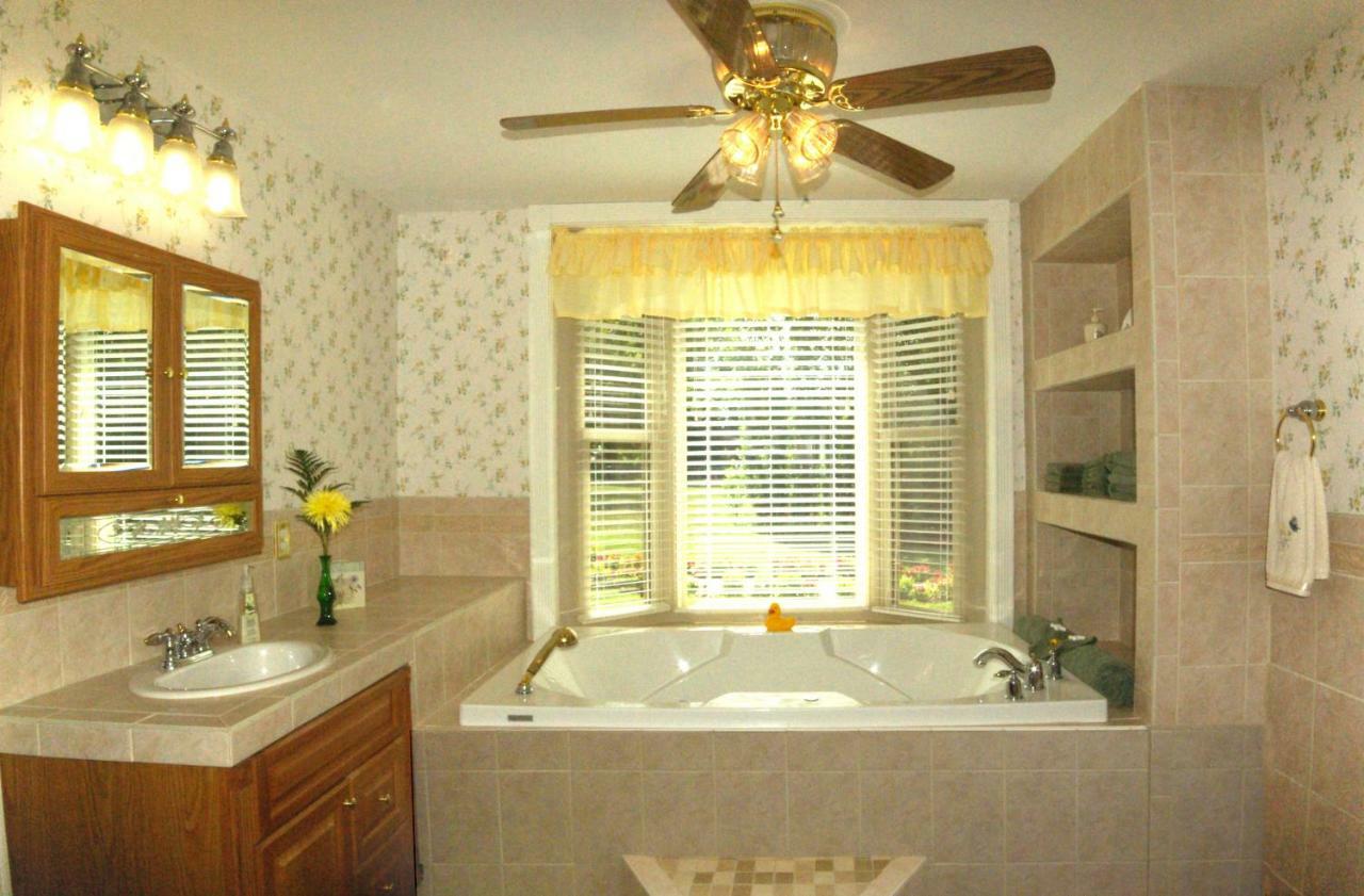 Plain & Fancy Bed & Breakfast Ironton 外观 照片